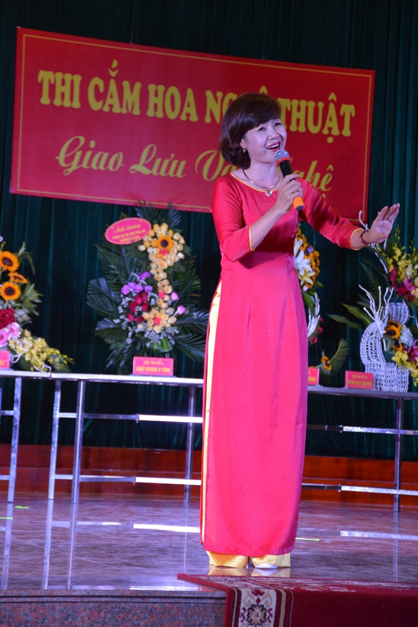 Thiếu tá QNCN, y sĩ Phan Thị Thanh Nhàn, Chủ tịch Hội Phụ nữ cơ sở Bộ CHQS tỉnh Bắc Giang trổ tài văn nghệ.